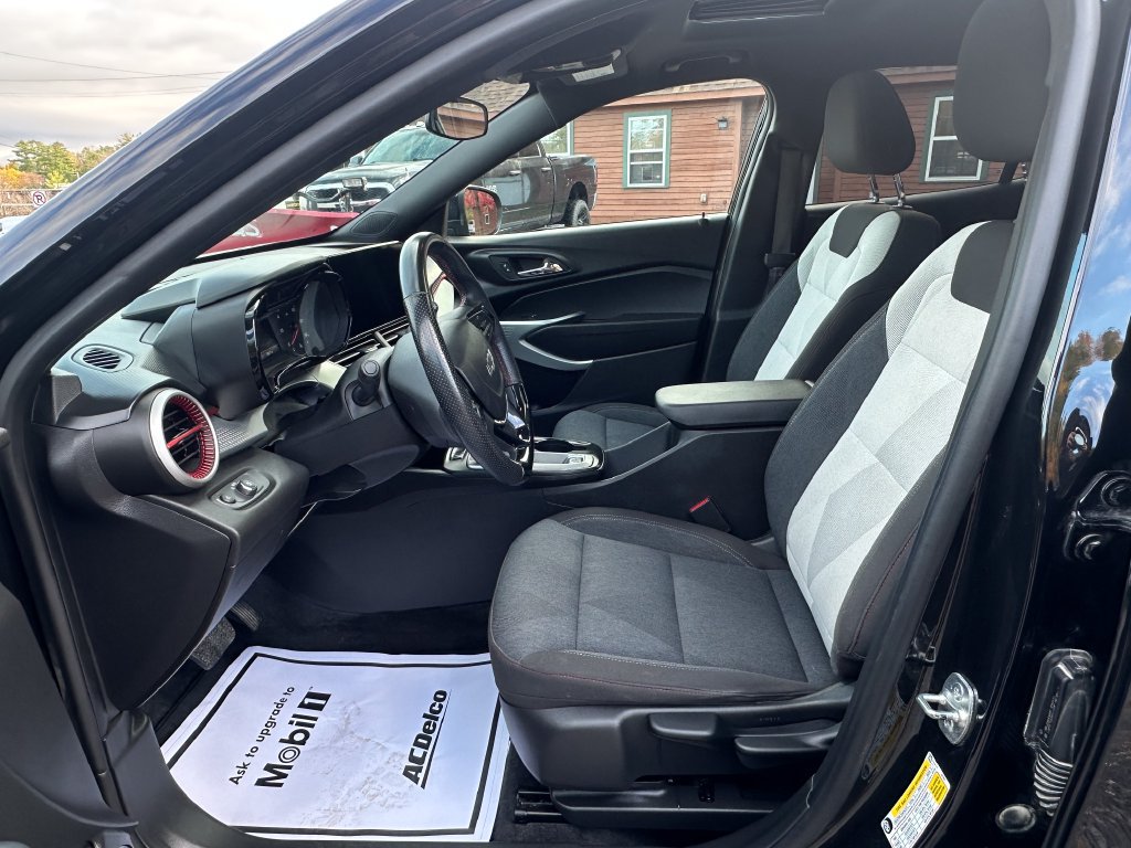 Used 2024 Chevrolet Trax RS w/ Sunroof Package FWD image 9