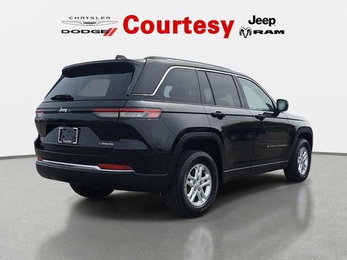 Certified 2023 Jeep Grand Cherokee Laredo w/ Luxury Tech Group I AWD/4WD image 5