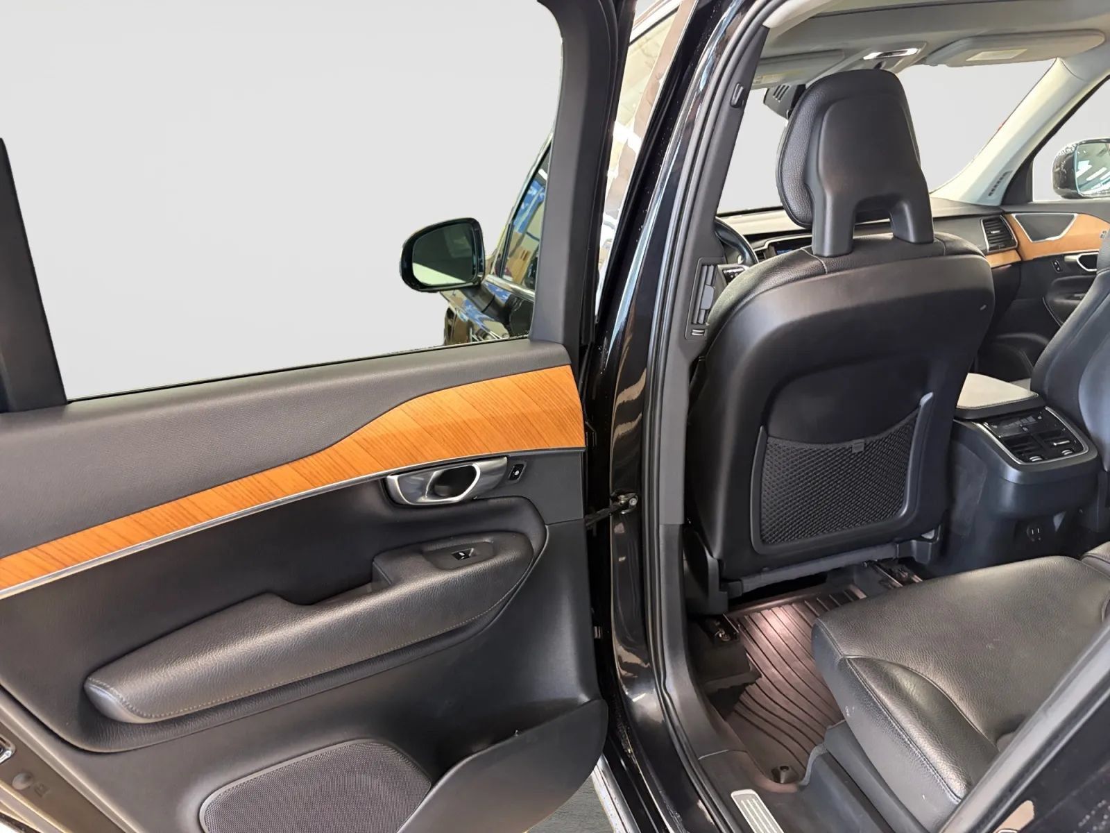 Used 2021 Volvo XC90 T6 Momentum w/ Advanced Package AWD/4WD image 14