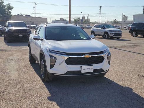 Used 2025 Chevrolet Trax LT FWD image 2