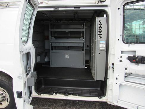 Used 2017 Chevrolet Express 2500 RWD image 16