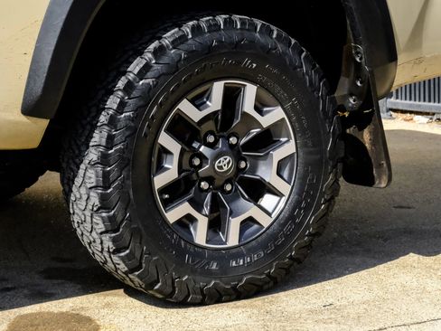 Used 2017 Toyota Tacoma TRD Off-Road image 47