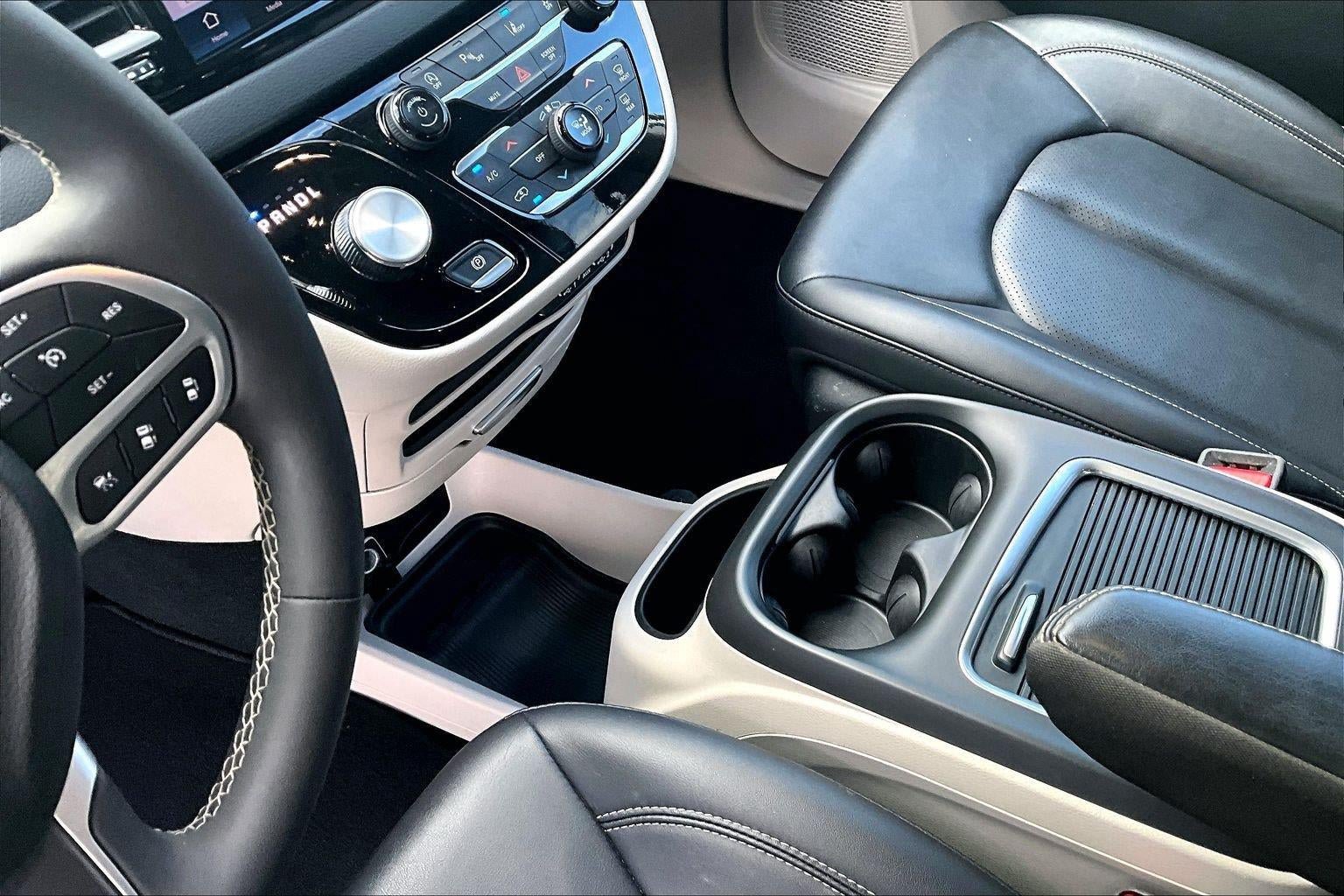 Used 2024 Chrysler Pacifica Touring-L FWD image 15