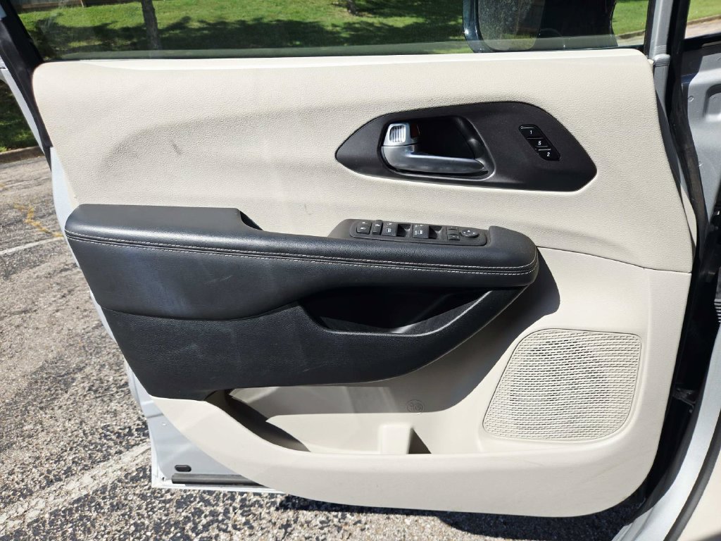Used 2024 Chrysler Pacifica Touring-L FWD image 34