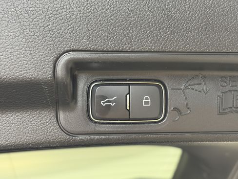 Used 2021 Ford Explorer Limited w/ Equipment Group 301A AWD/4WD image 16