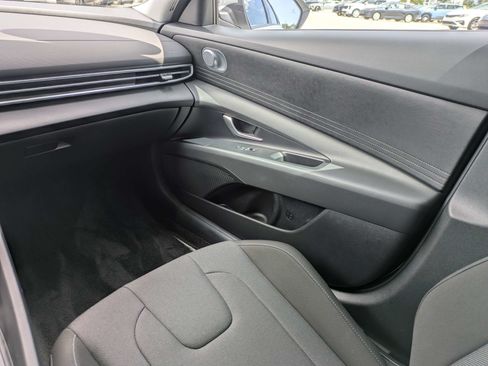 Used 2025 Hyundai Elantra SE FWD image 17