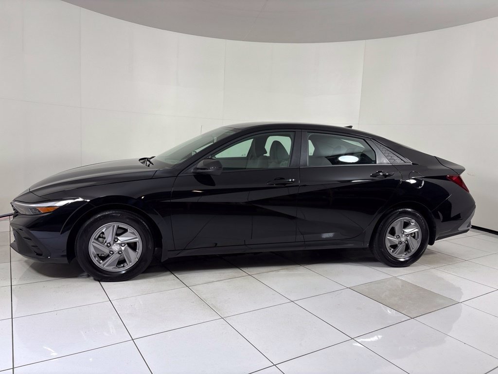 Used 2025 Hyundai Elantra SE FWD image 2