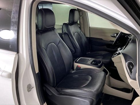 Used 2022 Chrysler Pacifica Touring-L image 6