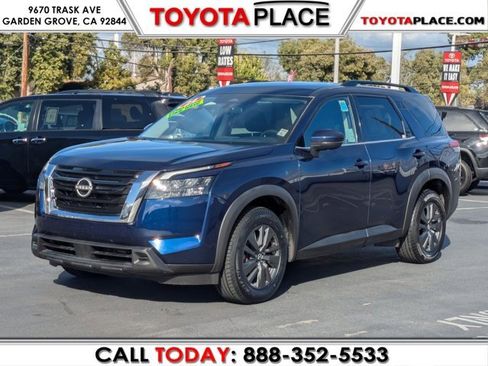 Used 2024 Nissan Pathfinder SV image 1
