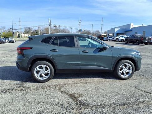 Used 2025 Chevrolet Trax LS w/ LS Convenience Package FWD image 12