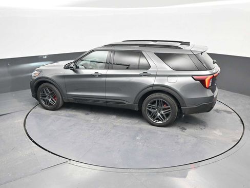 Used 2025 Ford Explorer ST-Line w/ ST-Line Street Pack AWD/4WD image 32