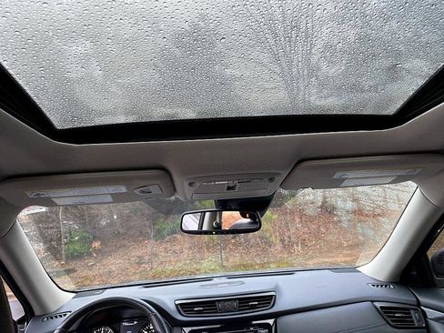 Used 2017 Nissan Rogue SL w/ SL Premium Package image 16