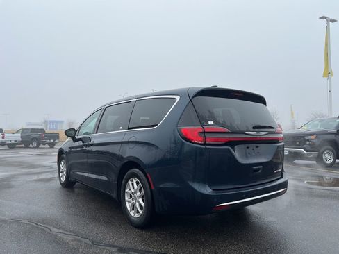 Used 2023 Chrysler Pacifica Touring-L image 6