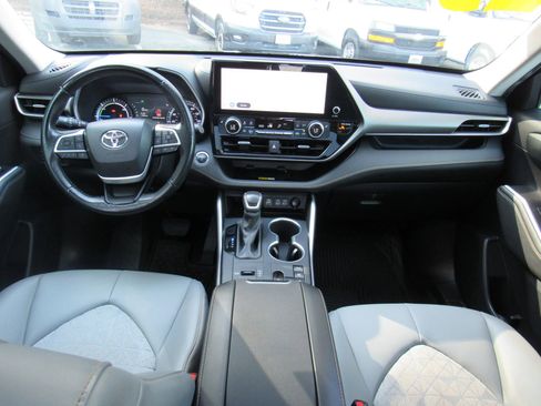 Used 2023 Toyota Highlander Bronze Edition AWD/4WD image 13