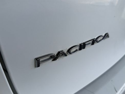 Used 2018 Chrysler Pacifica Touring-L Plus w/ Advanced Safetytec Group FWD image 29