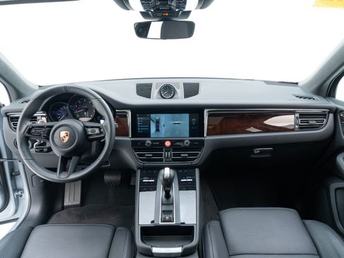 Certified 2025 Porsche Macan AWD/4WD image 18