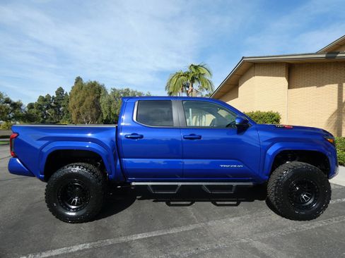 Used 2025 Toyota Tacoma SR5 image 7