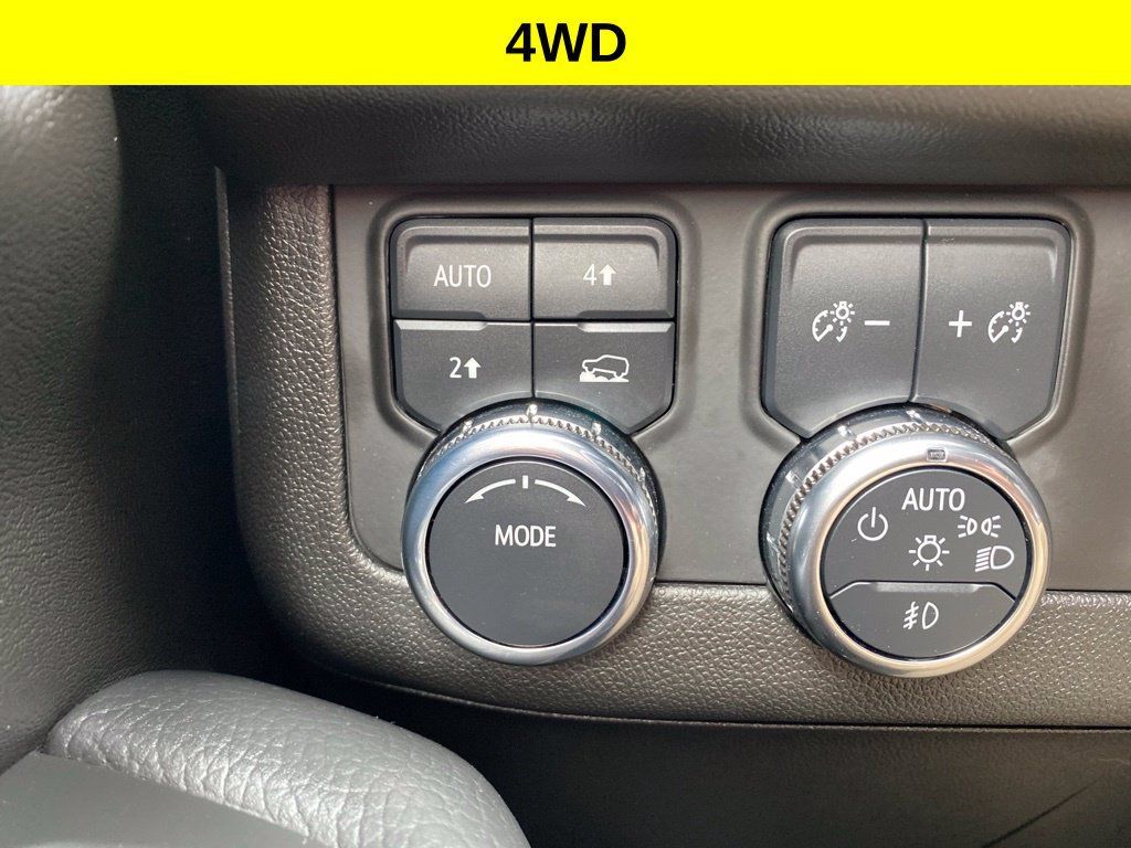 Used 2025 GMC Yukon Denali AWD/4WD image 8