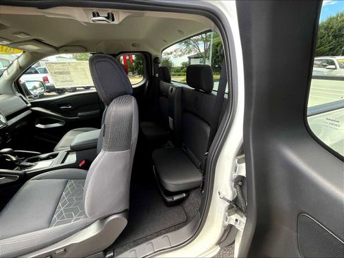 Used 2025 Nissan Frontier SV image 15