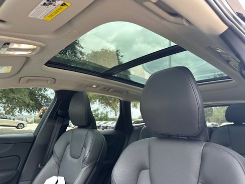 Used 2023 Volvo XC60 B5 Plus image 22