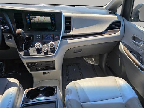 Used 2017 Toyota Sienna XLE Premium FWD image 5