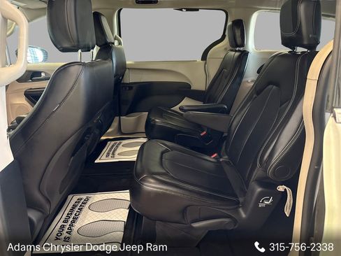 Used 2024 Chrysler Pacifica Touring-L FWD image 10