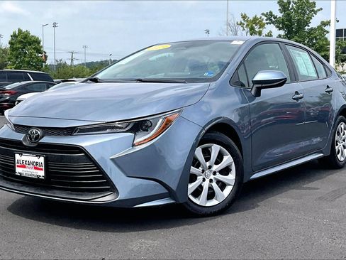 Used 2025 Toyota Corolla LE FWD image 1