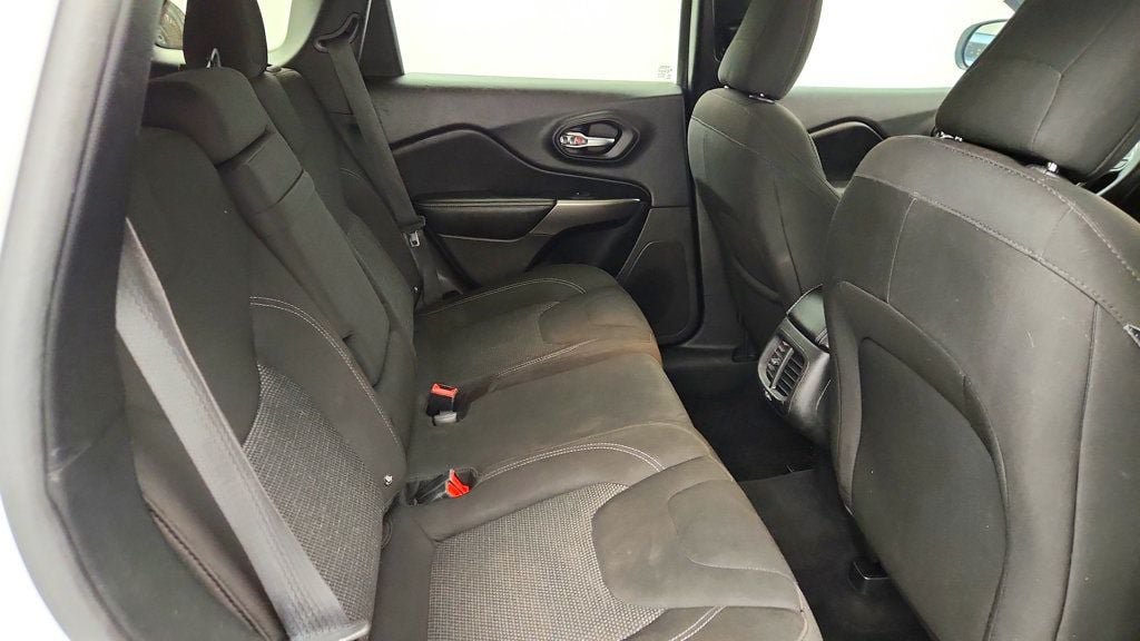 Used 2019 Jeep Cherokee Latitude w/ Cold Weather Group FWD image 22
