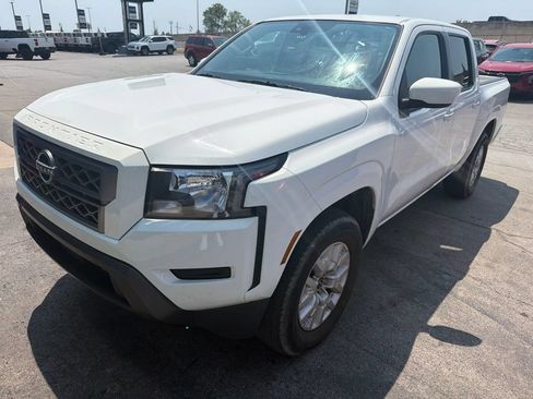 Used 2022 Nissan Frontier SV RWD image 2