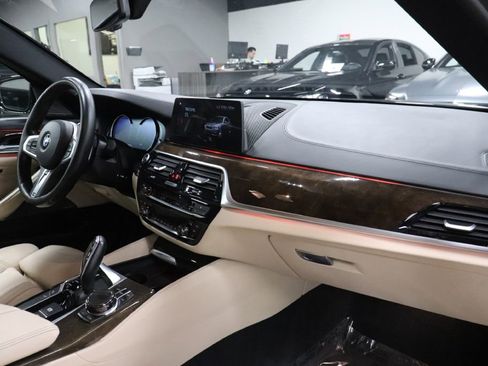 Used 2018 BMW M550i xDrive image 30