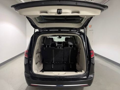 Used 2022 Chrysler Pacifica Touring-L FWD image 8