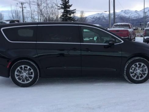 New 2026 Chrysler Pacifica Select image 9
