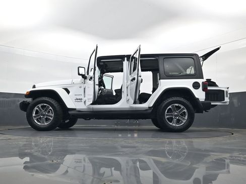 Used 2022 Jeep Wrangler Unlimited Sahara w/ Dual Top Group image 34