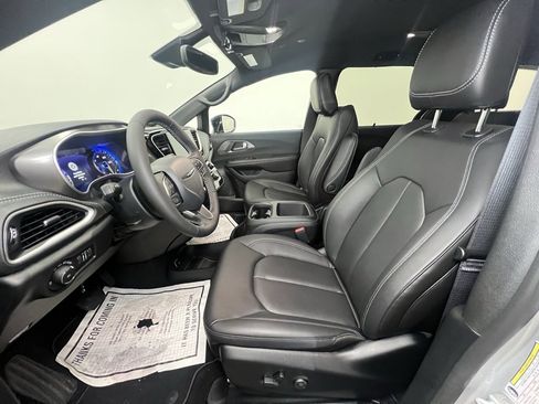 New 2026 Chrysler Pacifica Select image 4