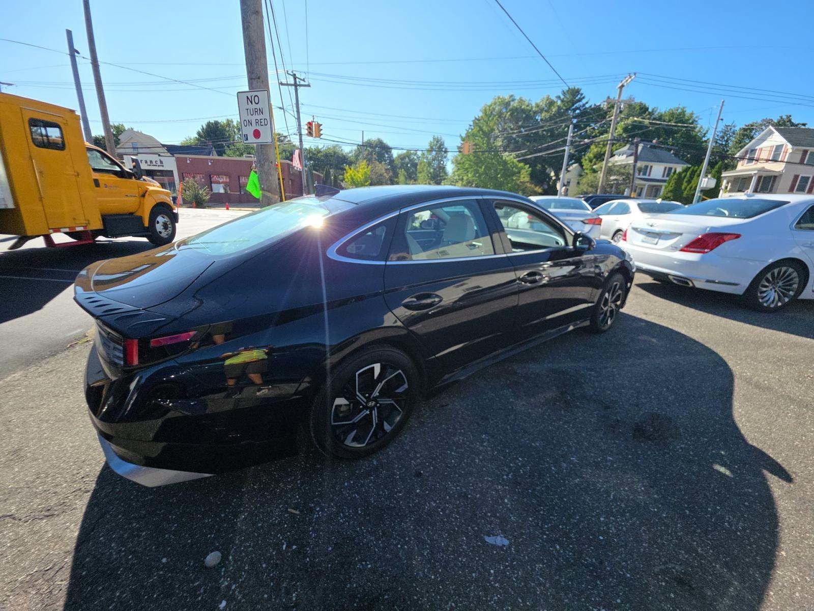Used 2025 Hyundai Sonata SEL FWD image 2