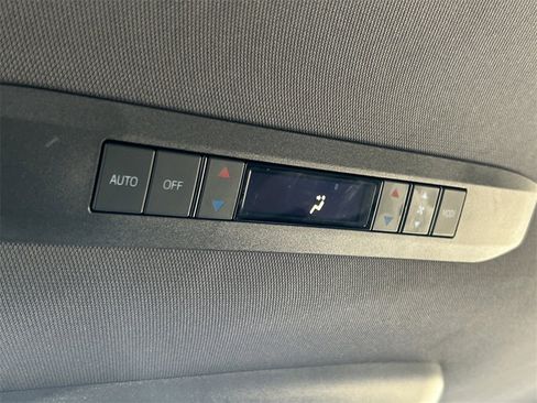 Used 2022 Toyota Sienna Limited image 26