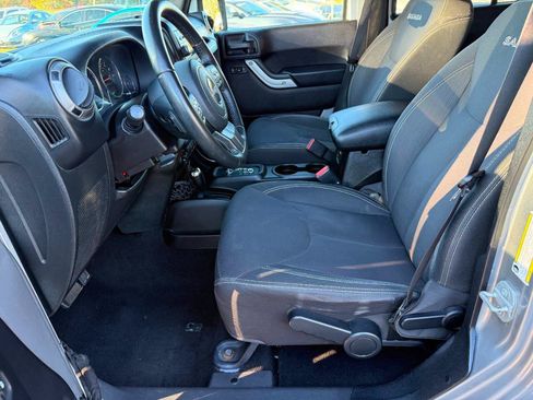 Used 2016 Jeep Wrangler Unlimited Sahara w/ Connectivity Group AWD/4WD image 17