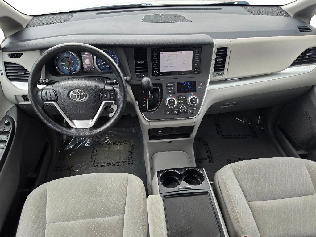 Used 2018 Toyota Sienna LE FWD image 18