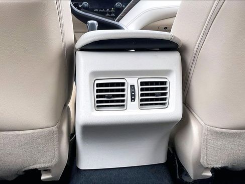 Used 2018 Toyota Camry XLE image 39