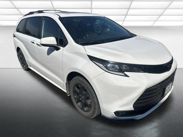 Used 2026 Toyota Sienna XLE Woodland Edition AWD/4WD image 6