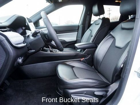 Used 2023 Jeep Compass Latitude image 12