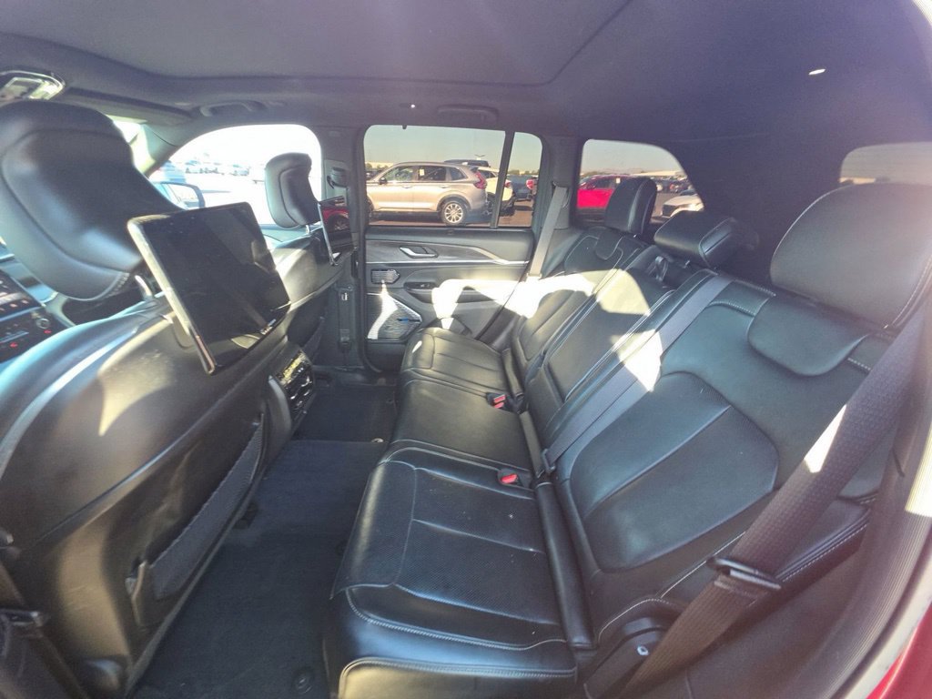 Used 2023 Jeep Grand Cherokee Overland w/ Luxury Tech Group IV AWD/4WD image 5