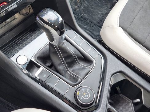 Used 2025 Volkswagen Taos SE image 14