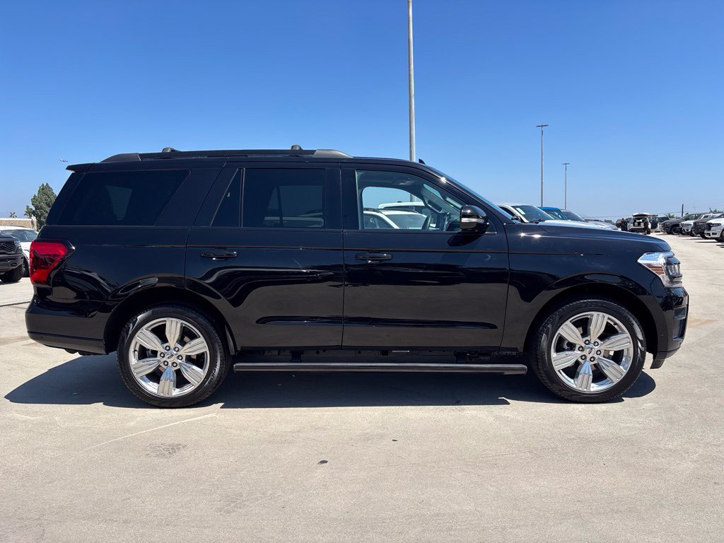 Used 2024 Ford Expedition Platinum RWD image 2