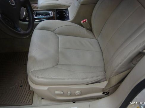 Used 2011 Cadillac DTS Luxury image 17