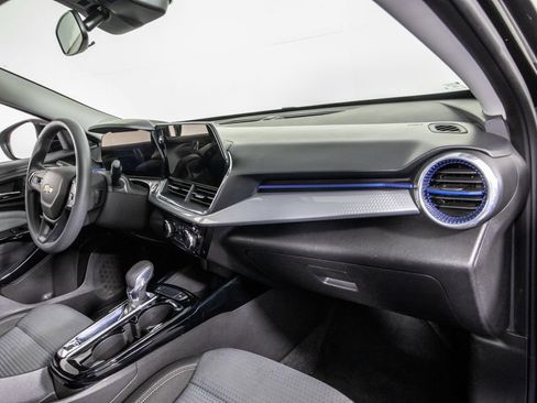 Used 2025 Chevrolet Trax LT FWD image 18