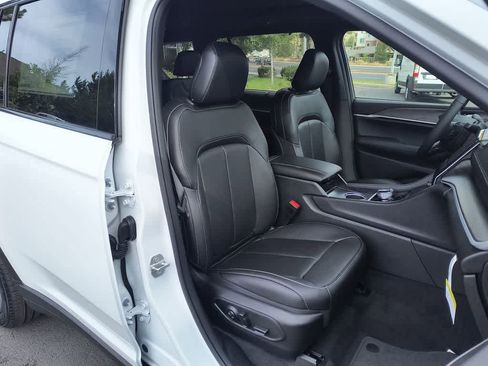 New 2025 Jeep Grand Cherokee L Limited w/ Luxury Tech Group II image 26