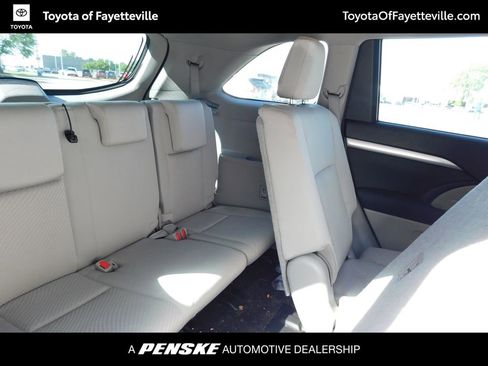 Used 2018 Toyota Highlander LE FWD image 5