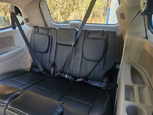 Used 2016 Chrysler Town & Country Touring image 17