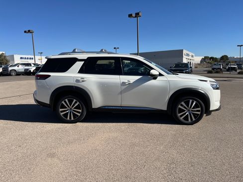 Used 2023 Nissan Pathfinder Platinum image 9